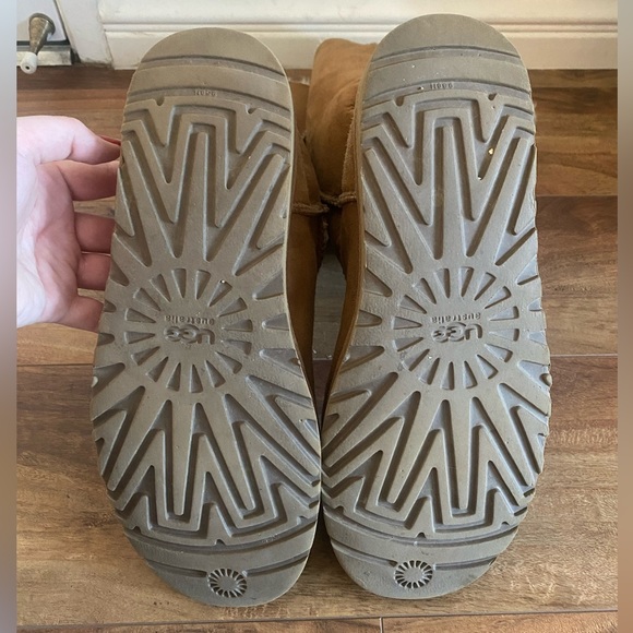 Ugg Bailey Button Triplet Il Chestnut Women's
Tall Boots
Size 9 - Picture 6 of 9